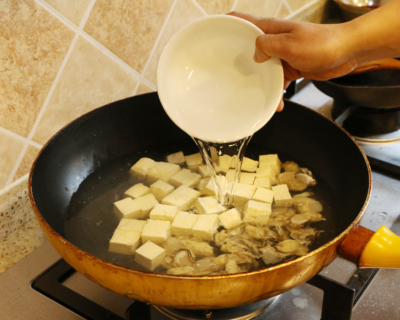 彼得海鮮—高蛋白滋補湯之牡蠣豆腐湯的做法 步骤3