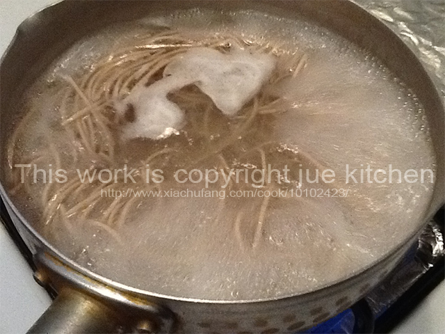 砂鍋海鮮蕎麥面的做法 步骤2