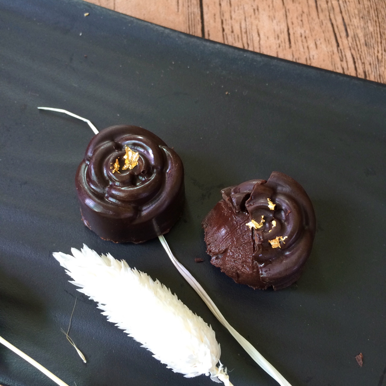 金箔巧克力 手工巧克力 黑巧克力 巧克力的做法 步骤4