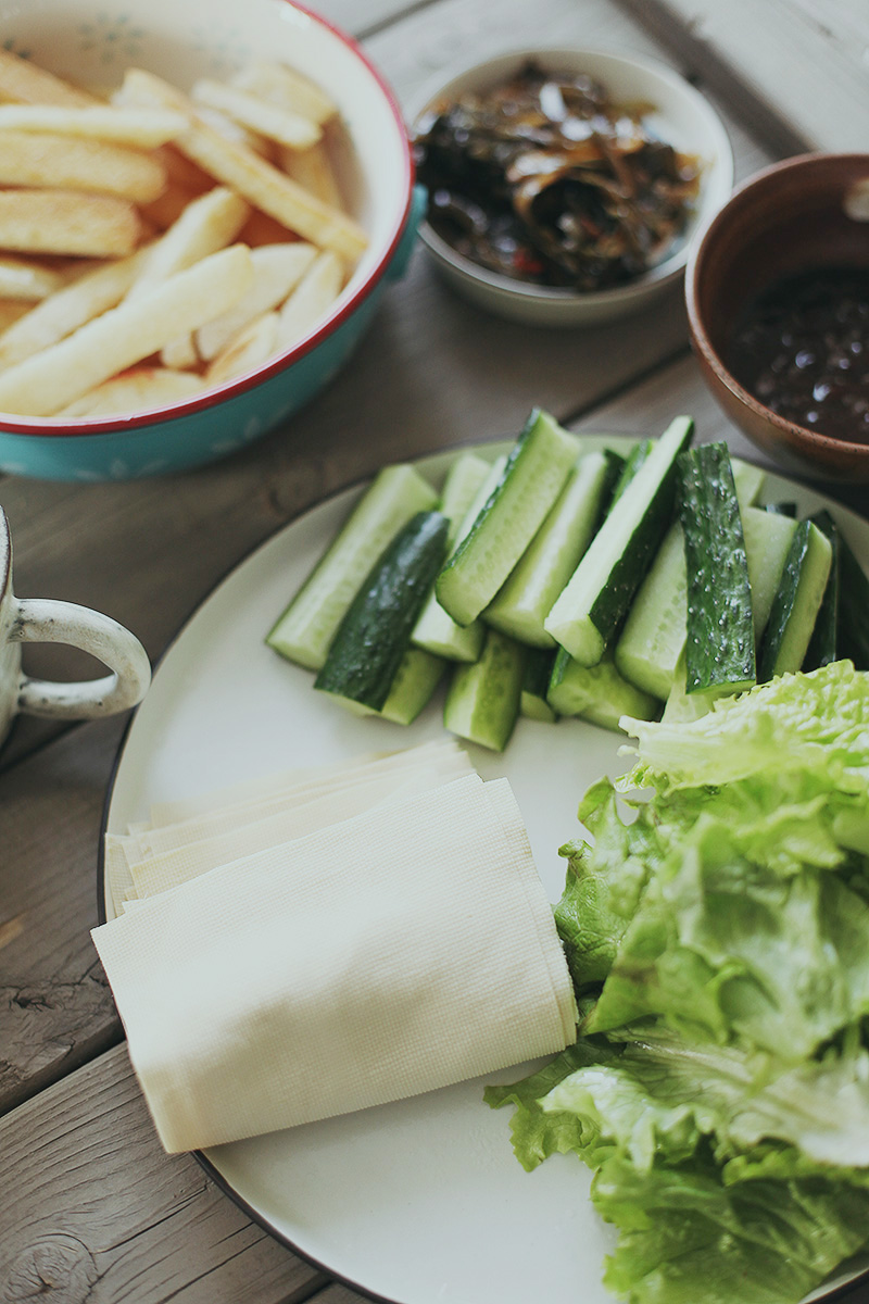 【春菜】這可能是最簡單的菜譜了——東北的墨西哥雞肉卷，干豆腐皮卷生菜黃瓜蘸醬的做法 步骤2
