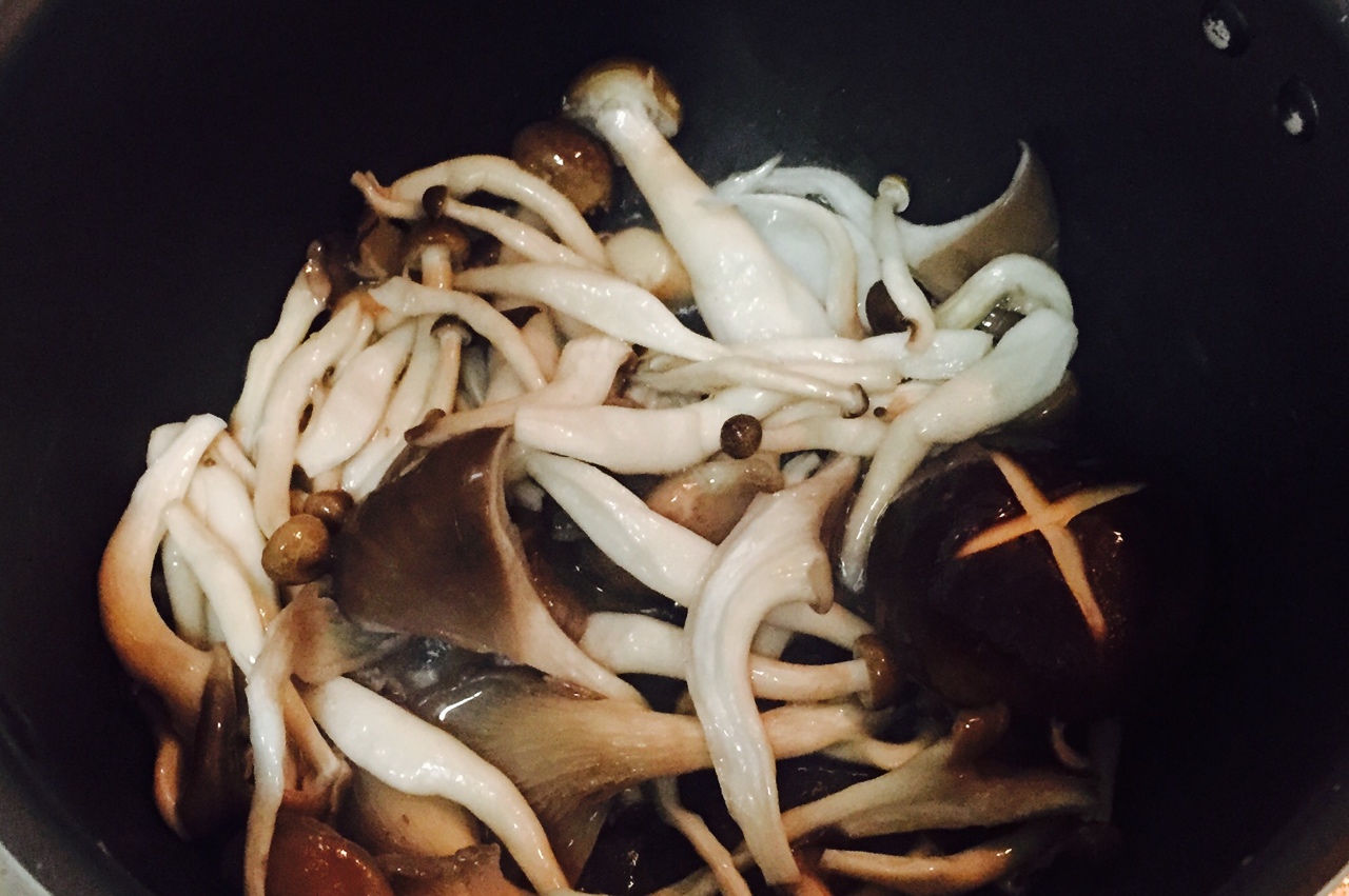 菌菇湯燴杠子頭的做法 步骤4