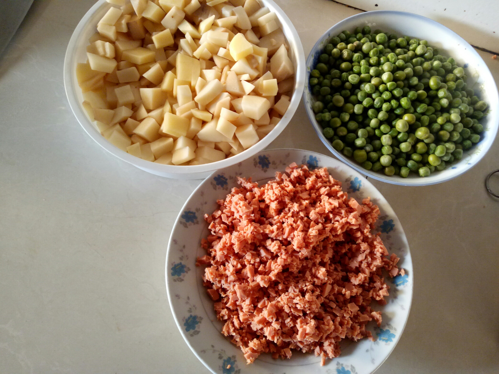 土豆豌豆火腿腸炒飯的做法 步骤1