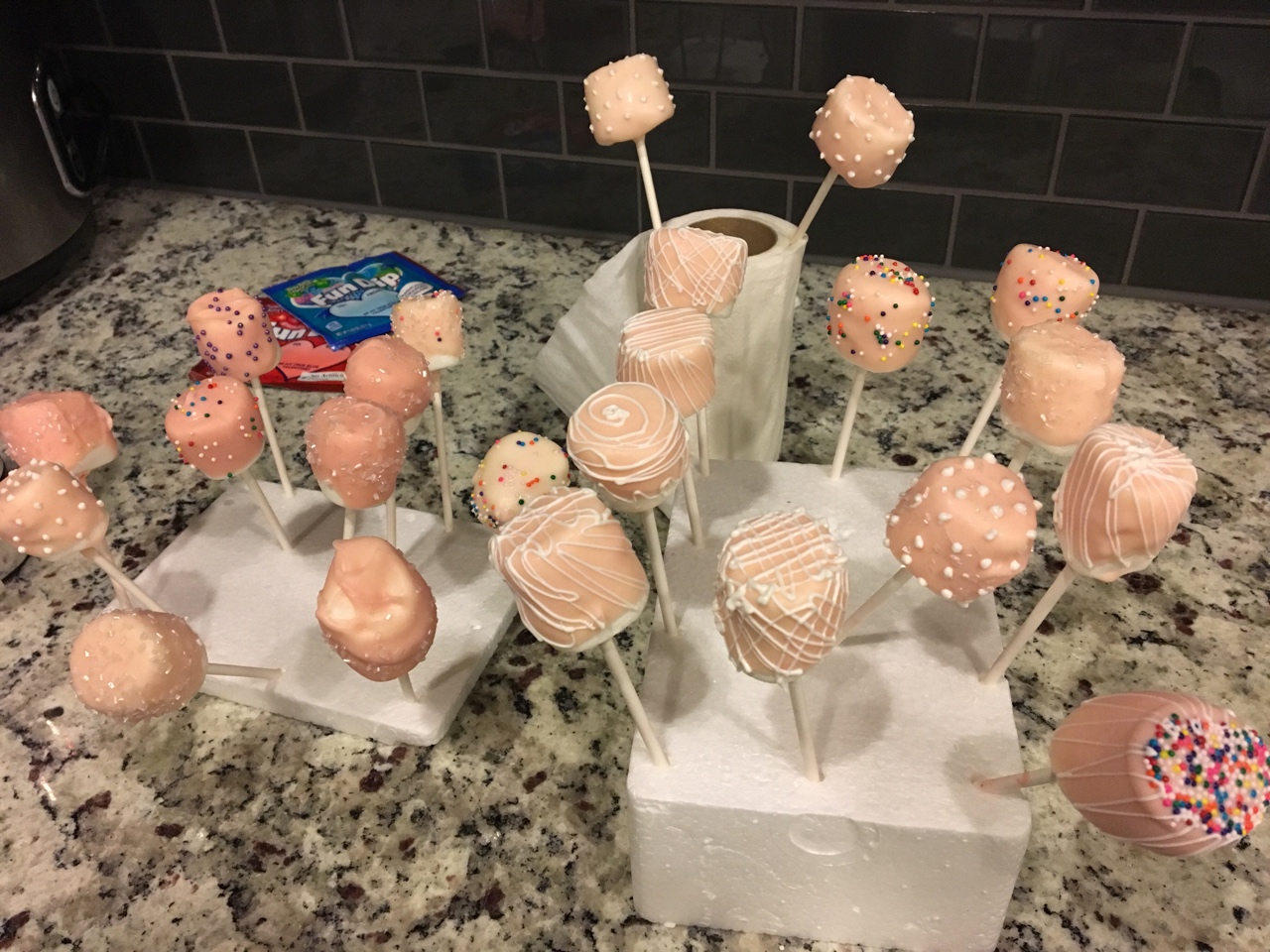 棉花糖棒棒糖 DIY dipped marshmallow pops的做法 步骤1