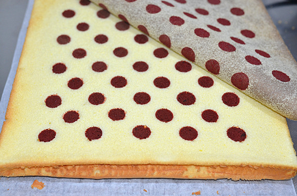 紅曲波點蛋糕卷--給新年的蛋糕加點喜慶的做法 步骤10