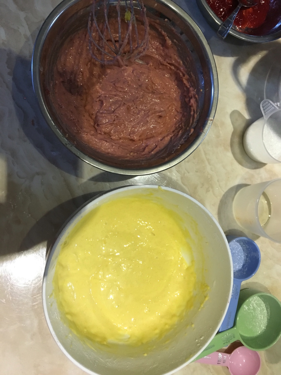 草莓酸奶石紋蛋糕的做法 步骤2