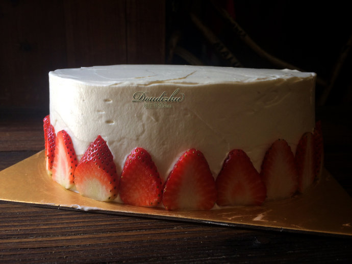 草莓奶油巧克力淋邊蛋糕的做法 步骤7