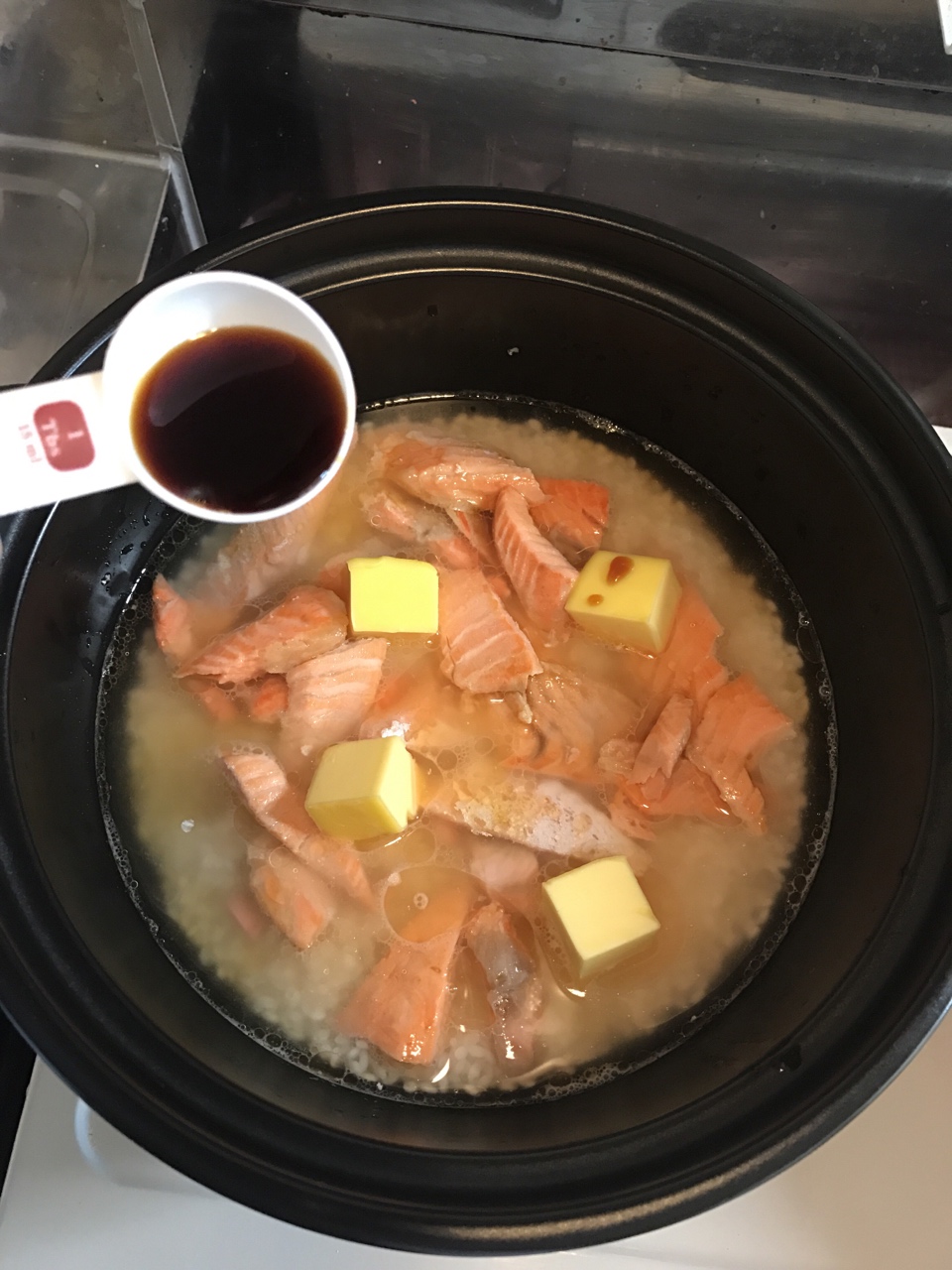 砂鍋黃油三文魚飯的做法 步骤4