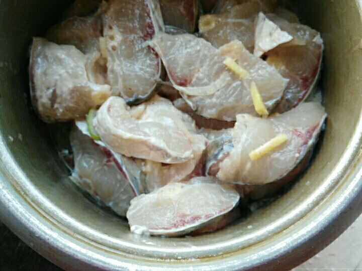 超級好吃的燻魚----老上海的味道的做法 步骤1