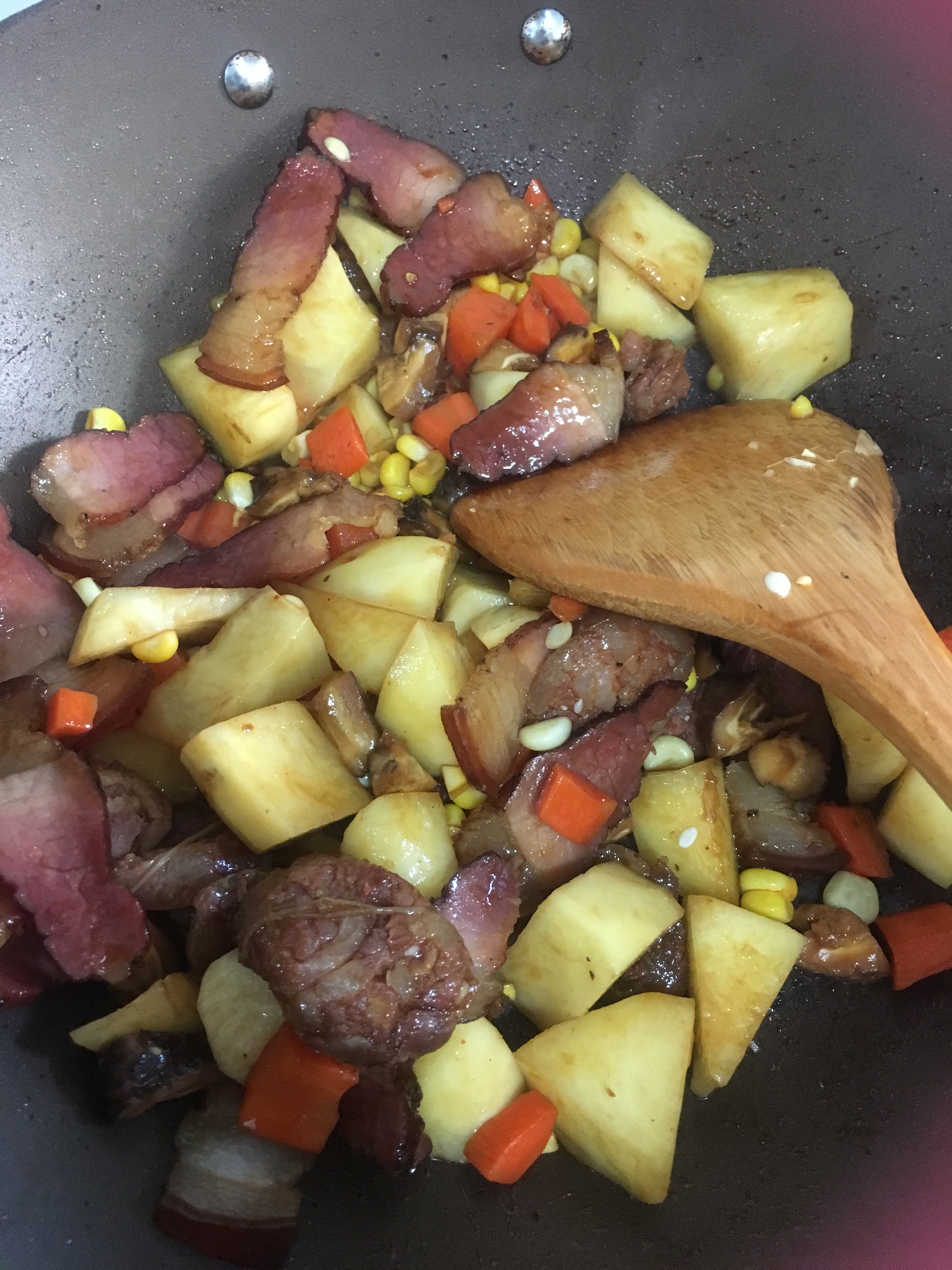 臘肉臘腸土豆玉米香菇燜飯的做法 步骤4