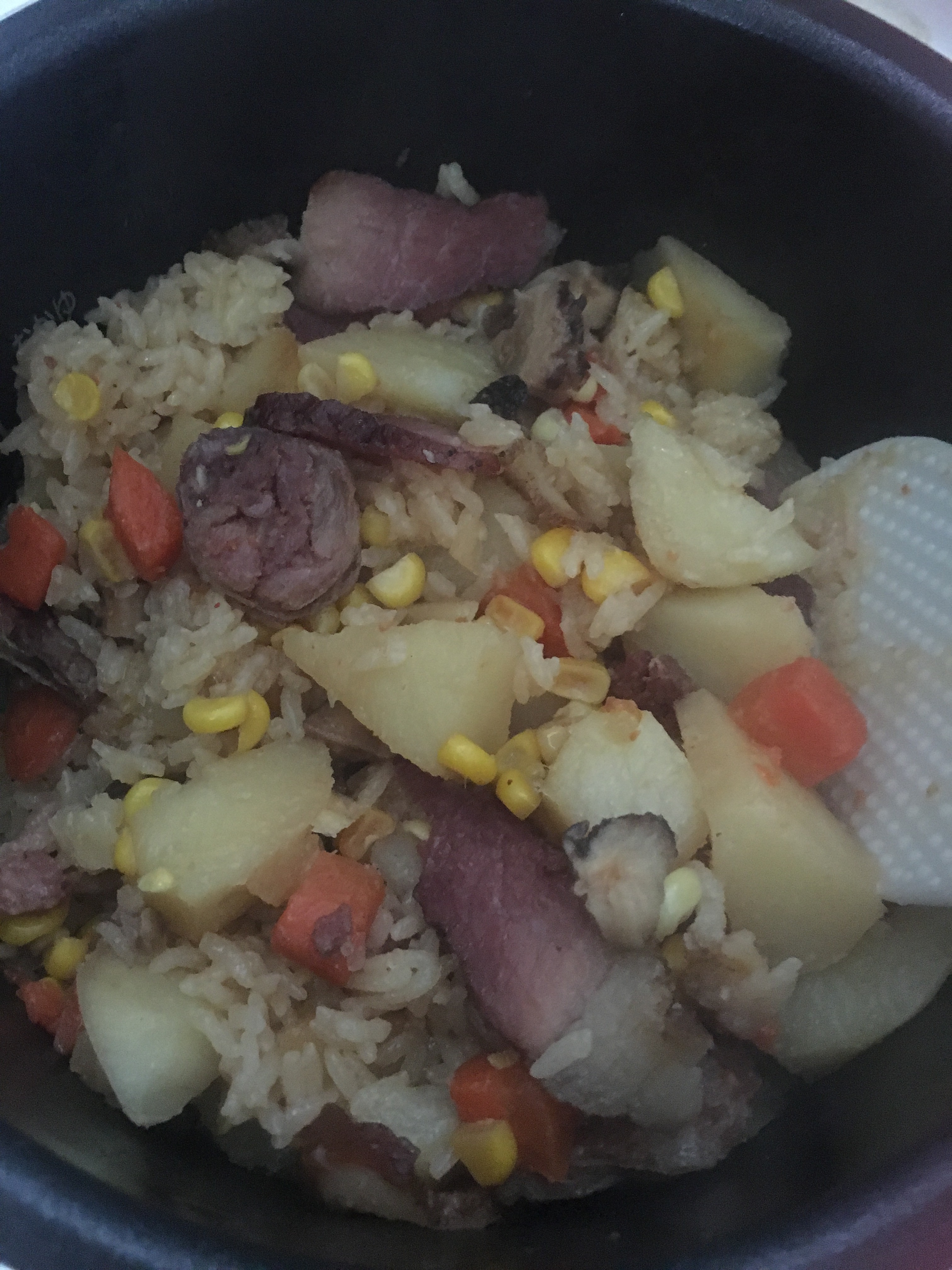 臘肉臘腸土豆玉米香菇燜飯的做法 步骤6