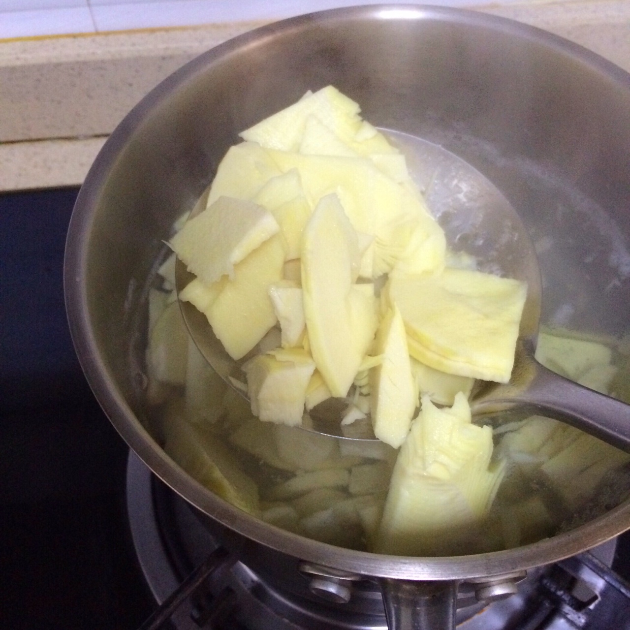 酸菜炒冬筍的做法 步骤2