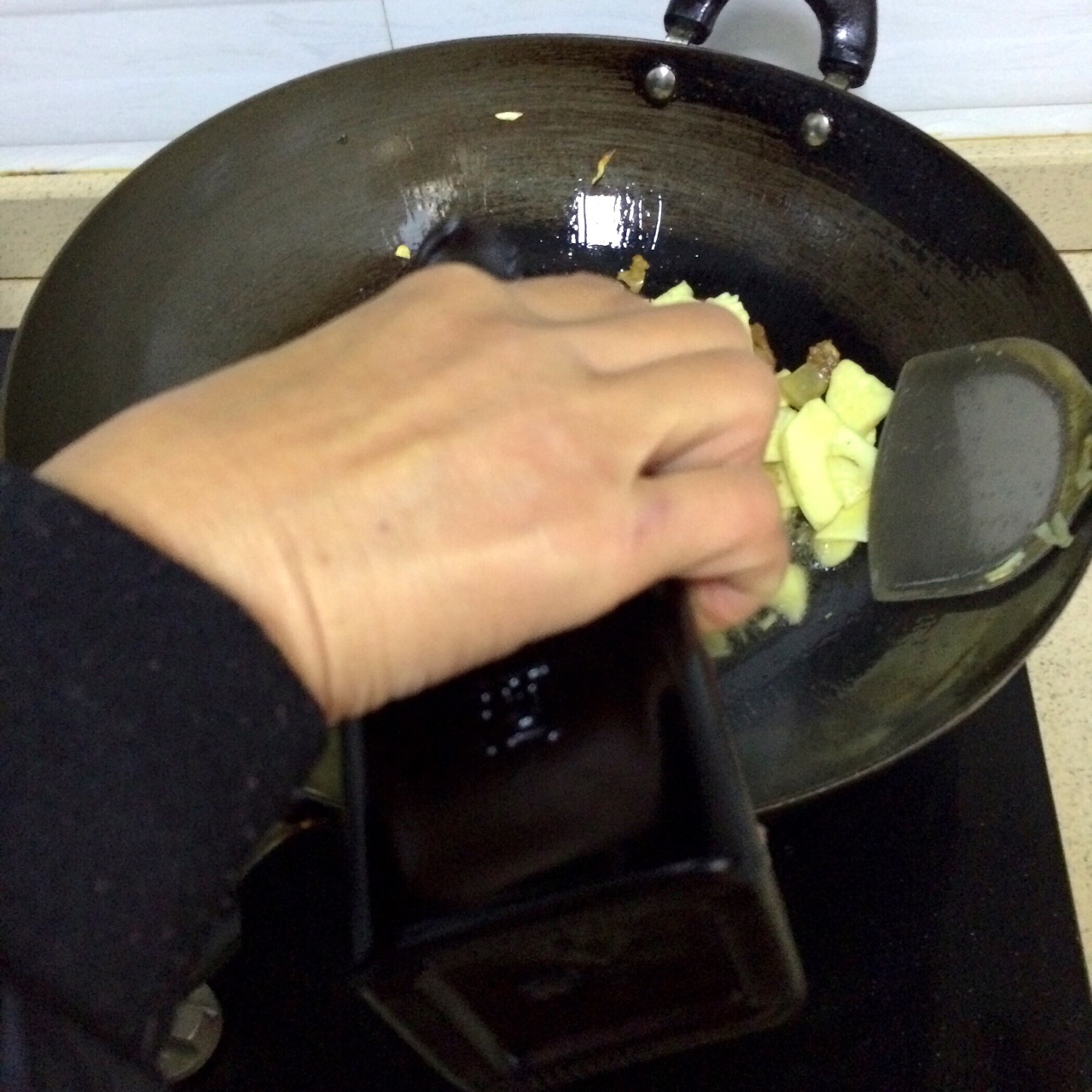 酸菜炒冬筍的做法 步骤6