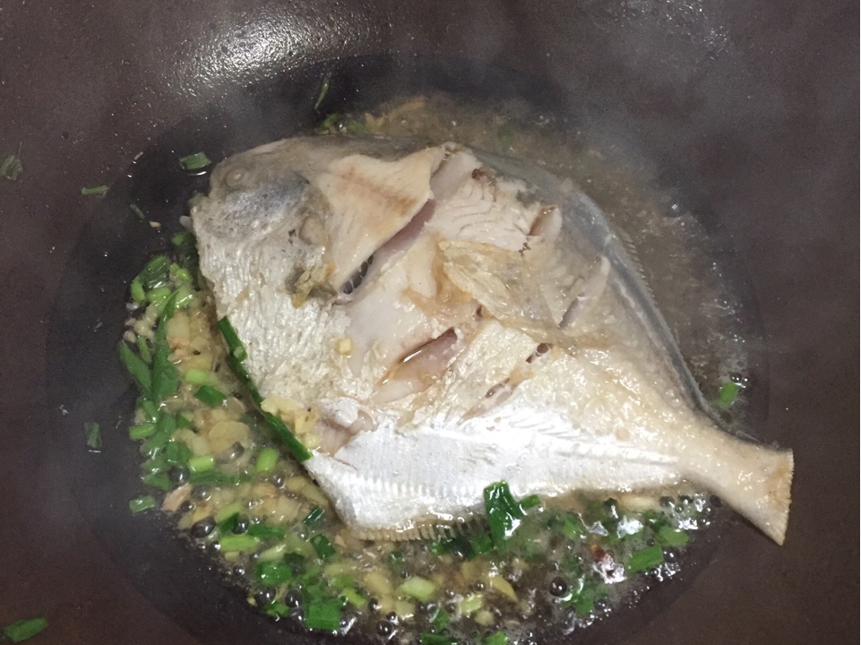 家常紅燒鯧魚的做法 步骤2