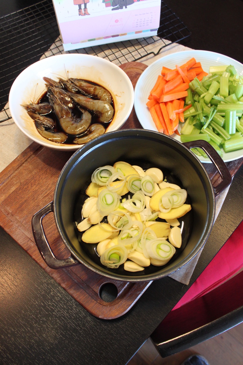 鑄鐵鍋菜譜--黑胡椒干鍋蝦的做法 步骤2