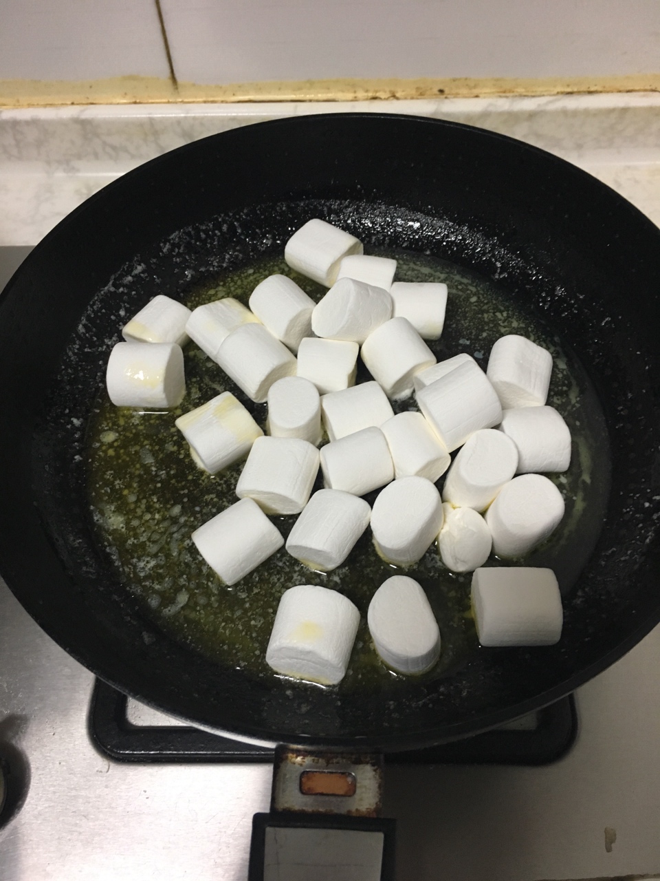 『彥彥∼下廚房』簡單的棉花糖的做法 步骤2