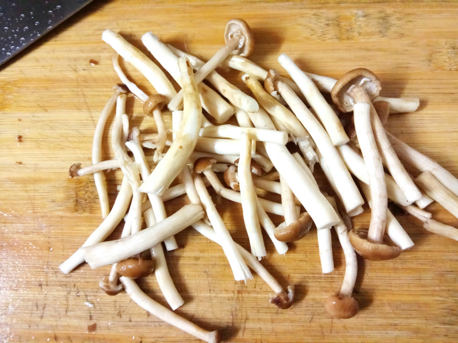 菌菇煸臘肉的做法 步骤4
