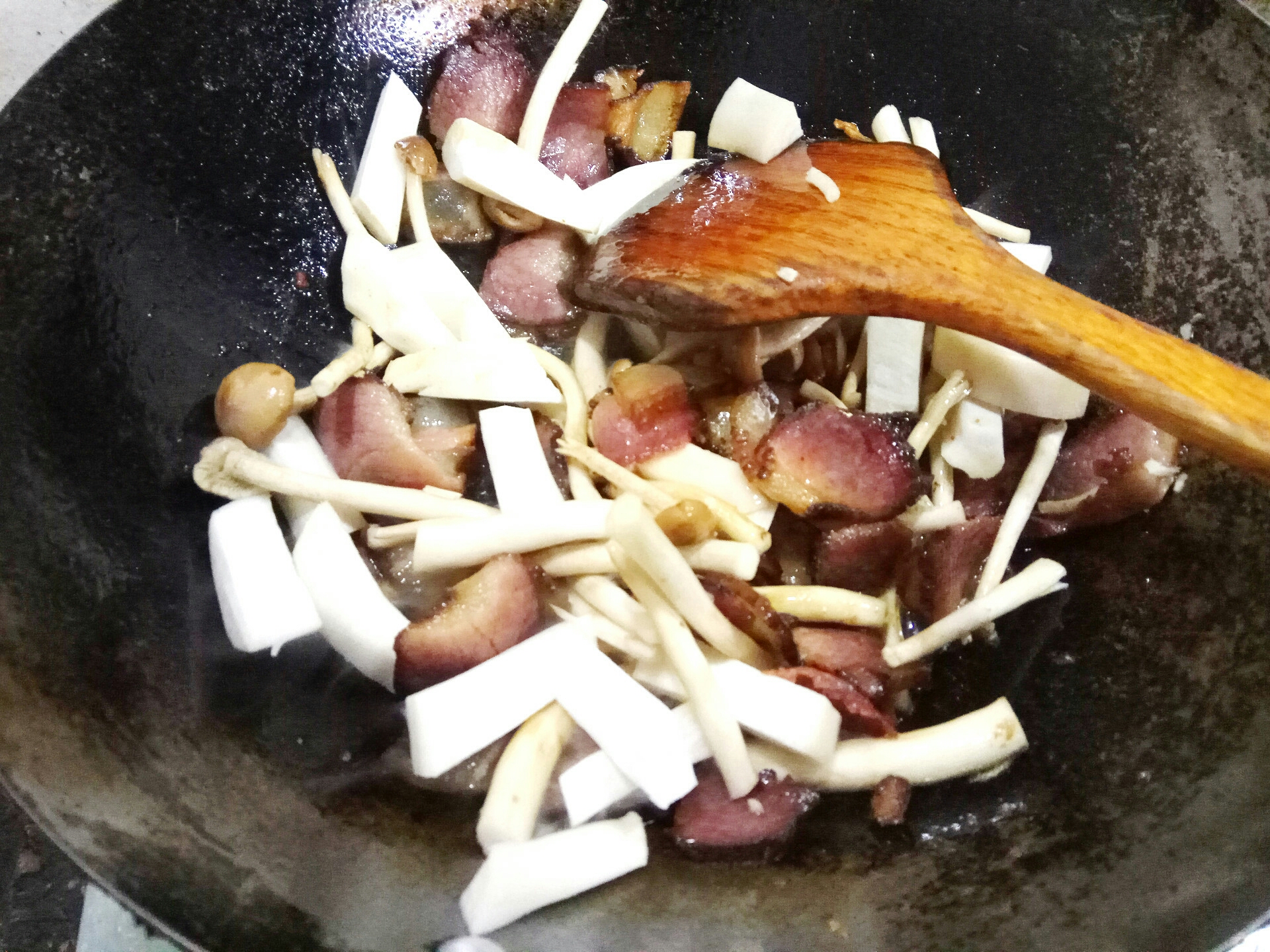 菌菇煸臘肉的做法 步骤9
