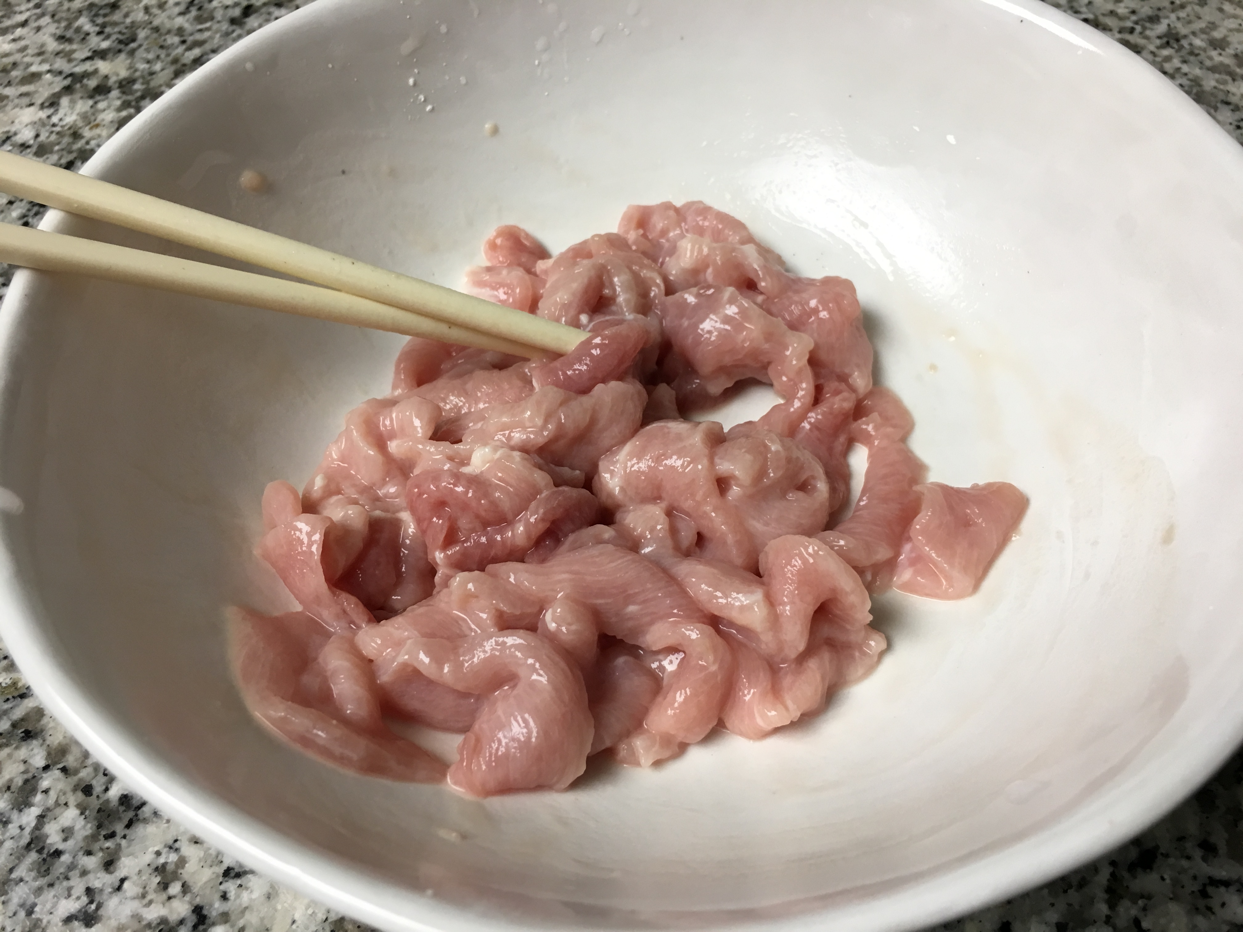 芹菜炒肉的做法 步骤1