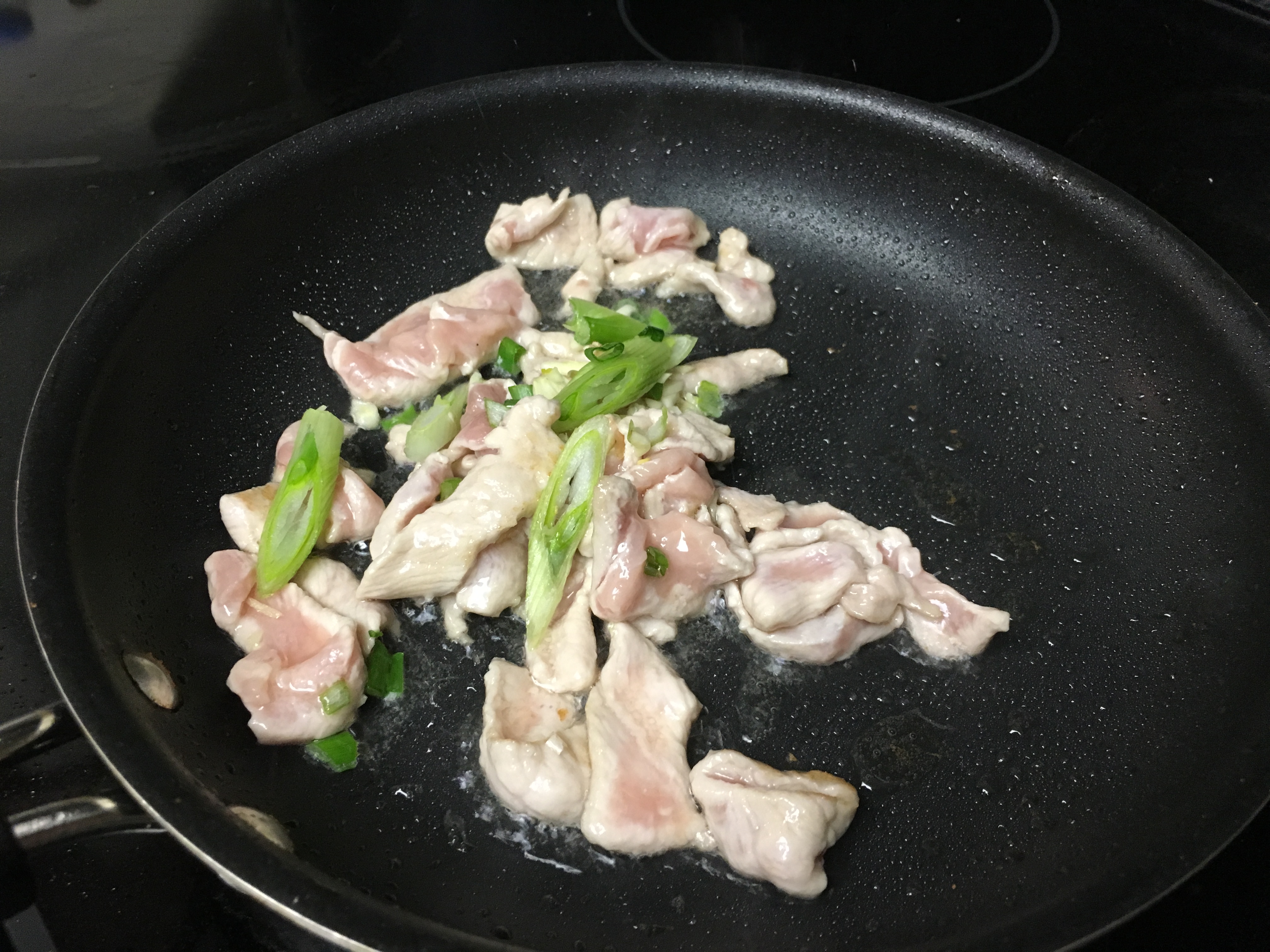 芹菜炒肉的做法 步骤3