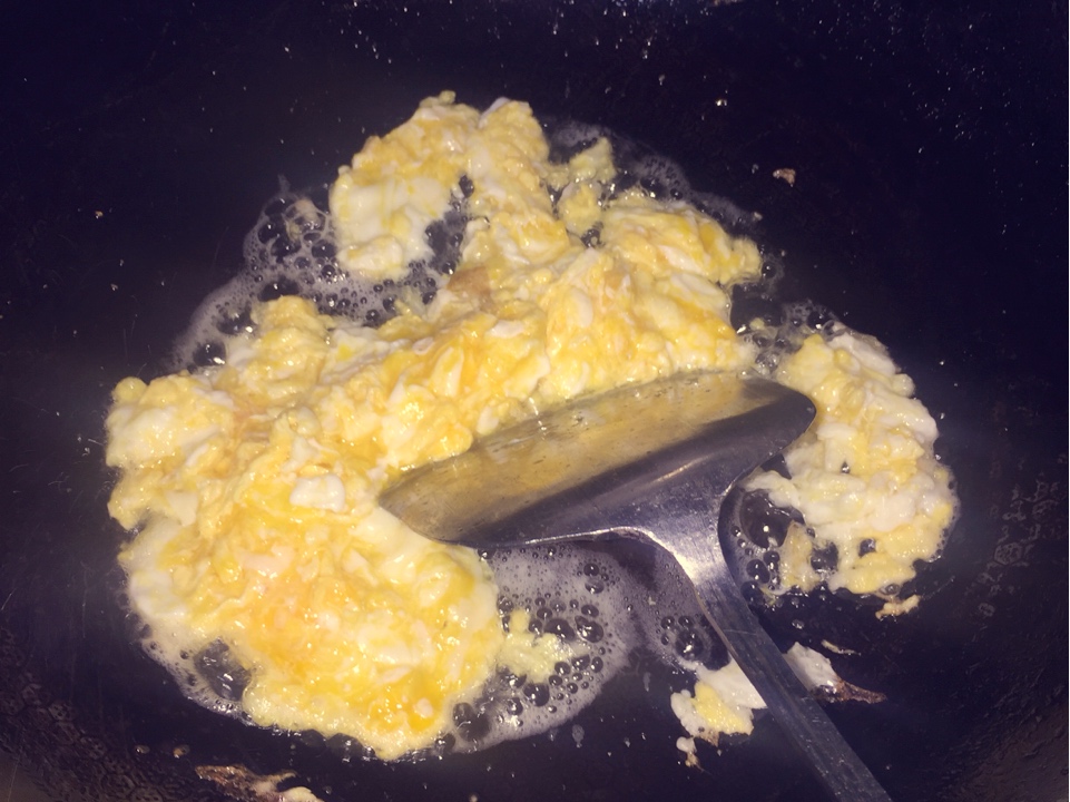 大蒜炒雞蛋的做法 步骤2