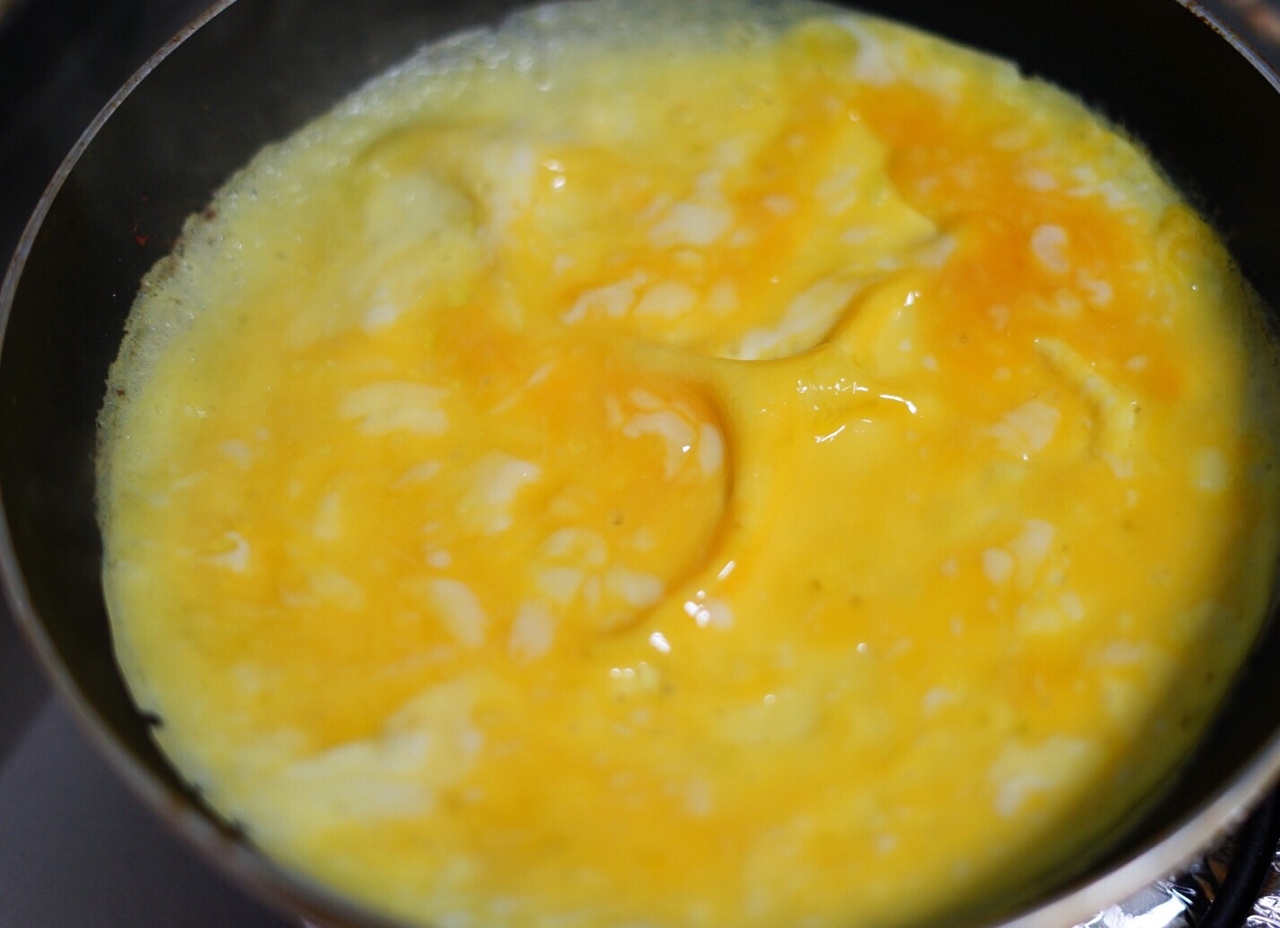 蛋包泡菜雞肉炒飯的做法 步骤2