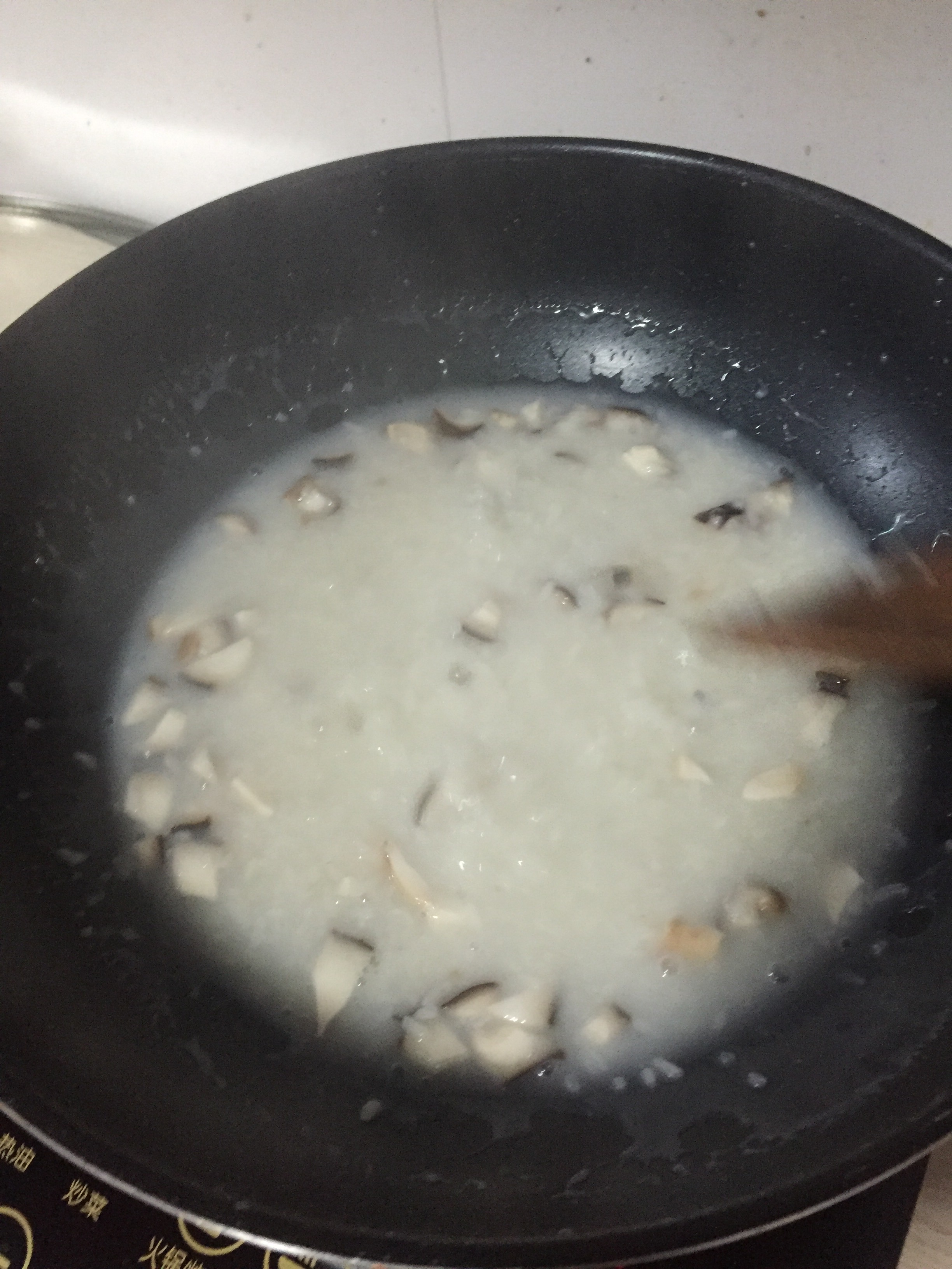 皮蛋瘦肉魷魚粥的做法 步骤3