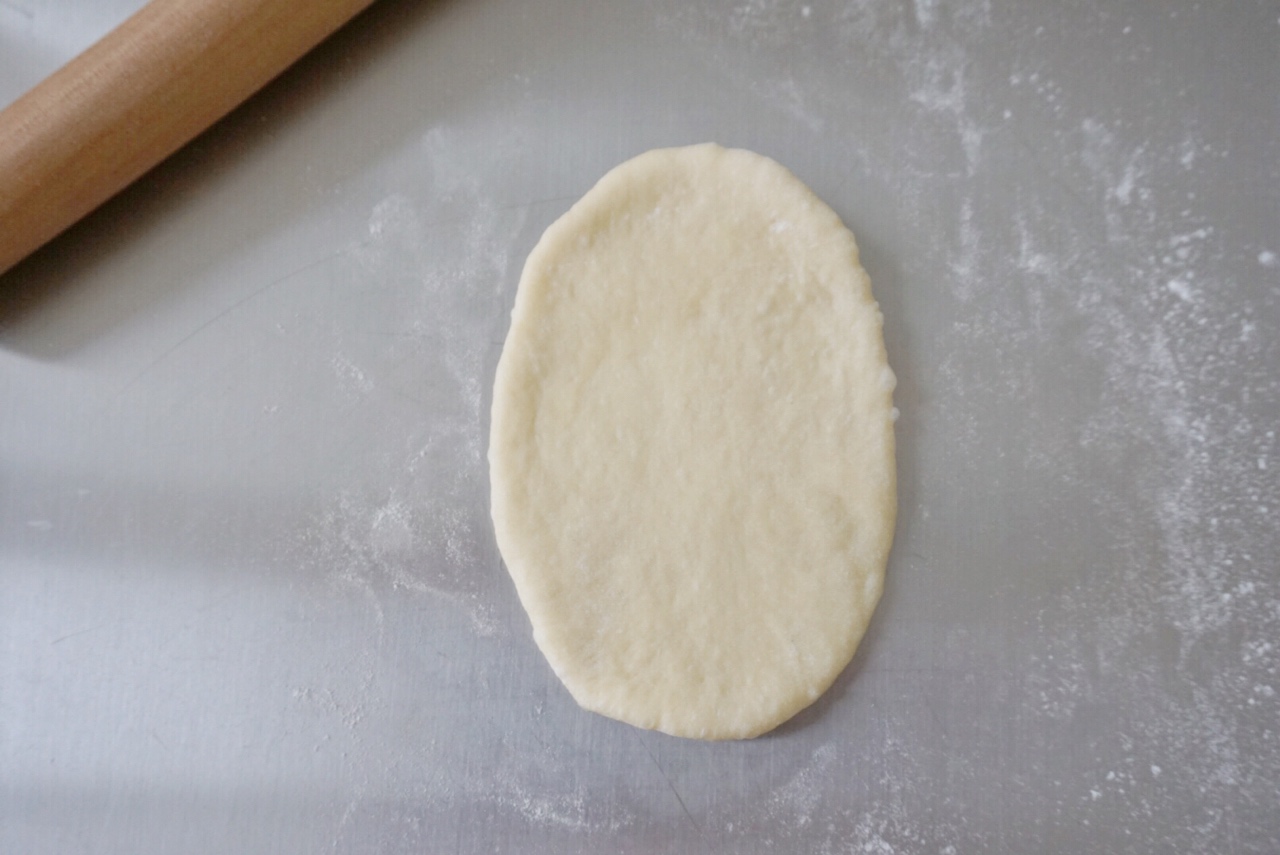 芝士熱狗卷 敲好次的調理面包的做法 步骤5