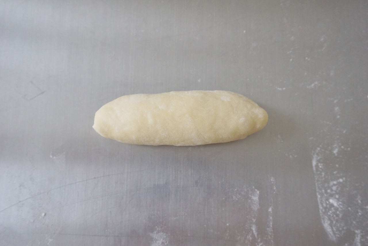 芝士熱狗卷 敲好次的調理面包的做法 步骤6