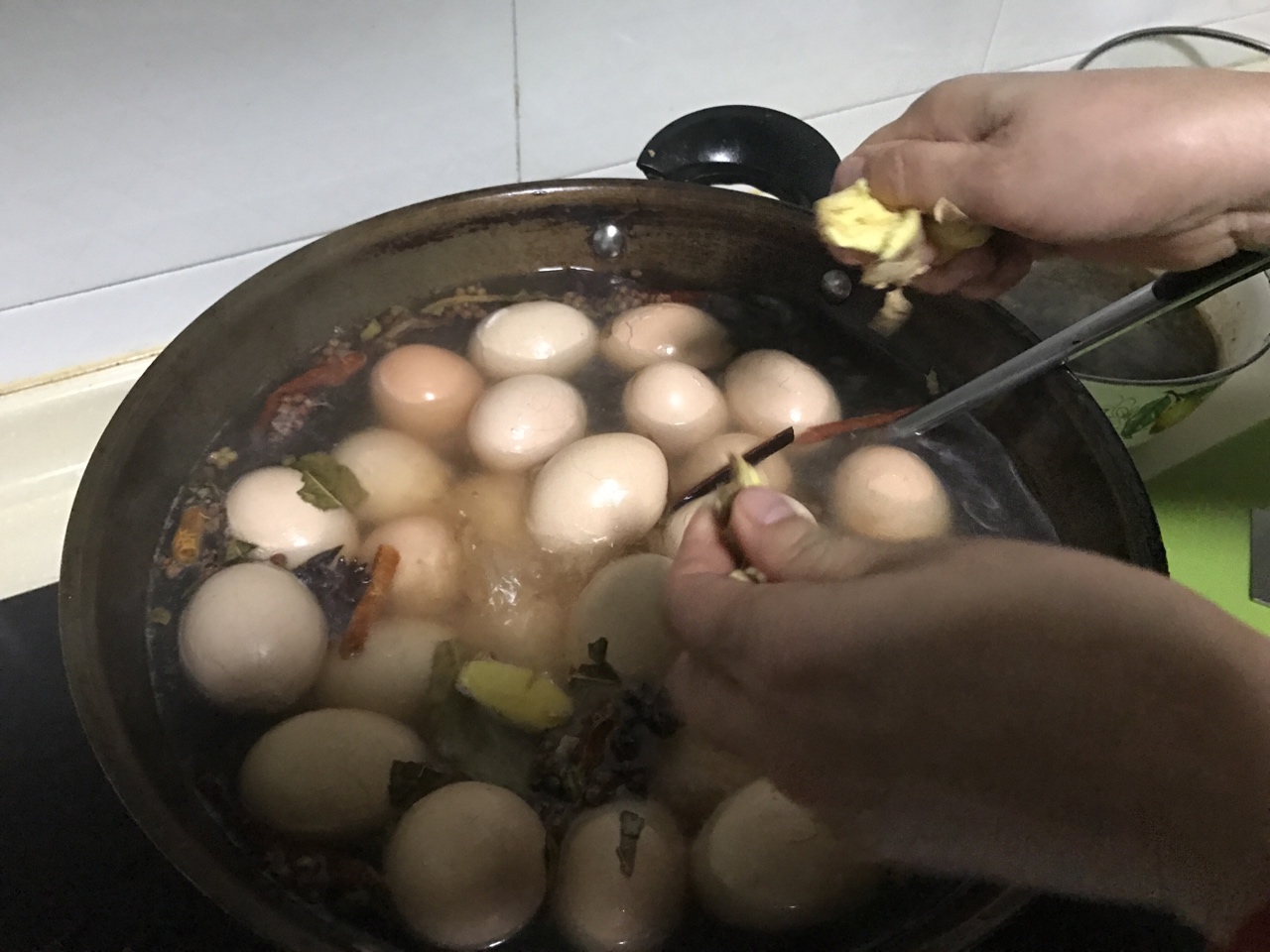 快手入味的鹵雞蛋的做法 步骤2