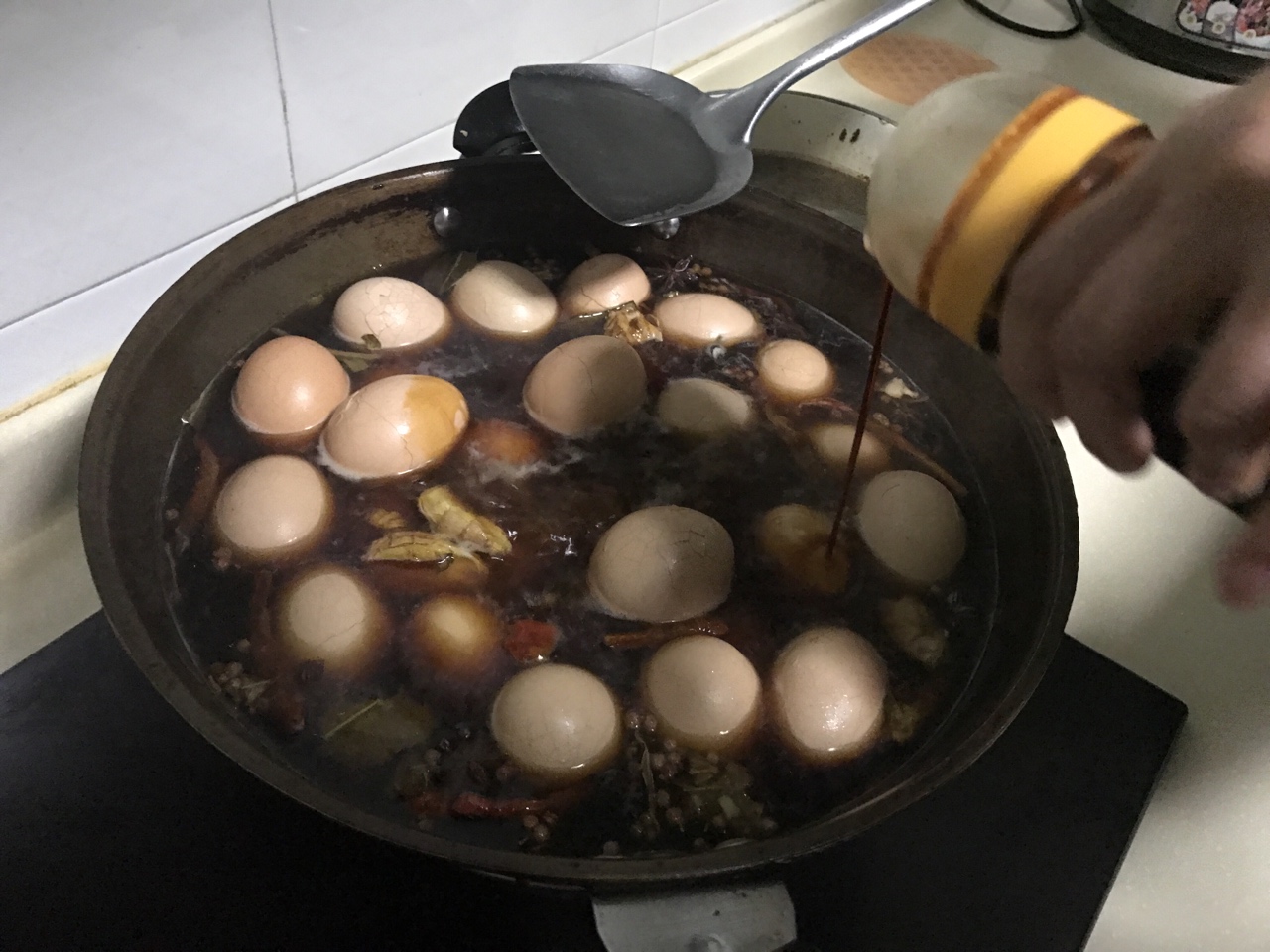 快手入味的鹵雞蛋的做法 步骤4