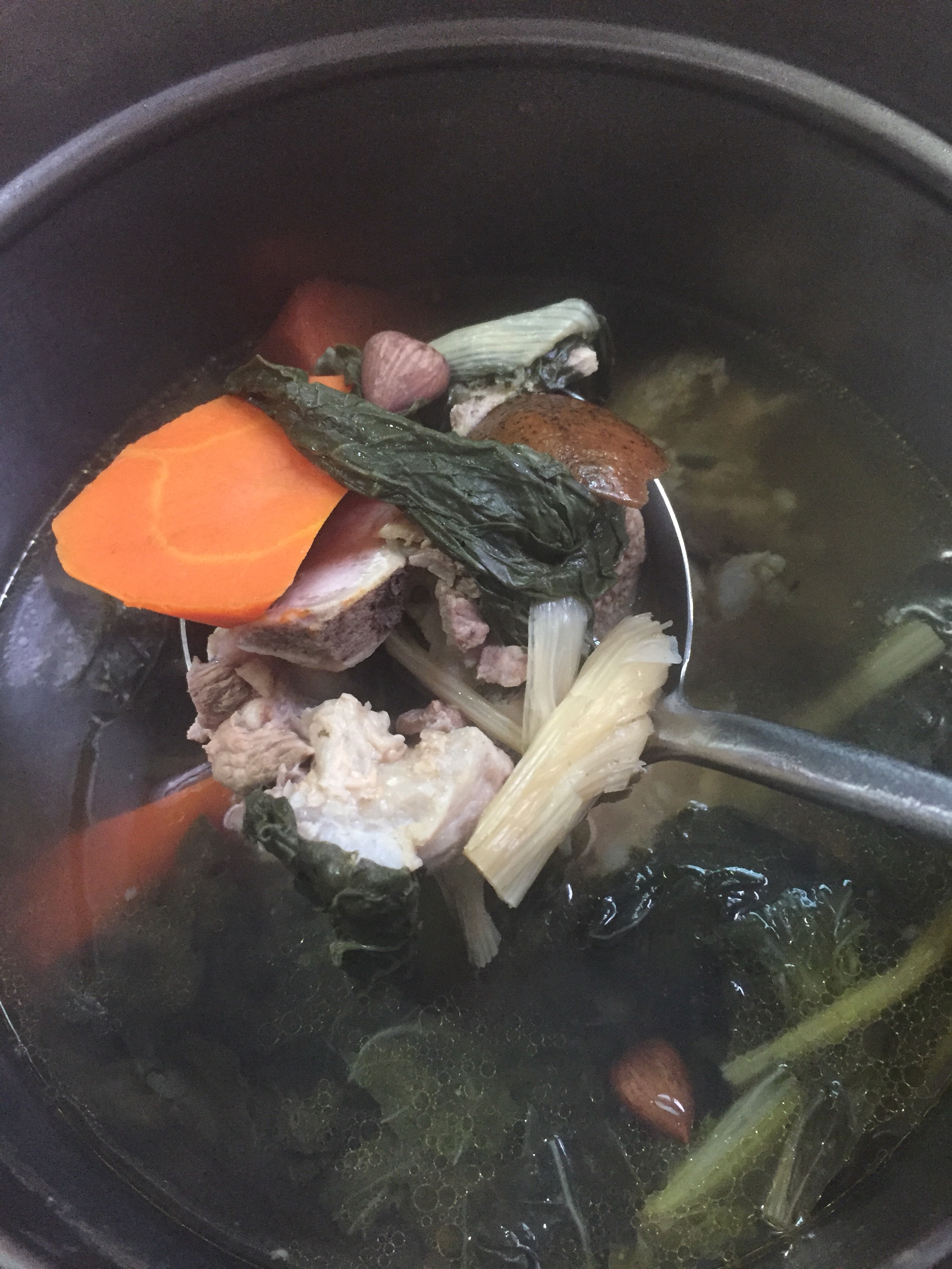 菜干紅羅卜豬骨湯的做法 步骤1