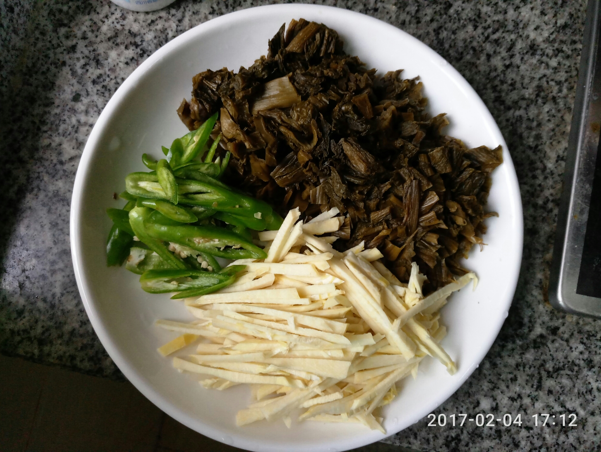 湖南鹽菜炒冬筍的做法 步骤1