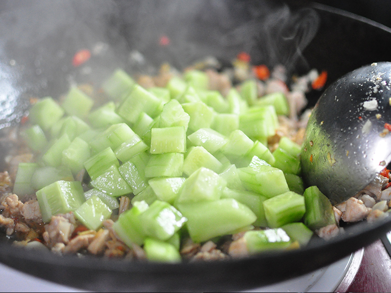黃瓜嫩兔-鹽幫菜的兔肉吃法的做法 步骤4