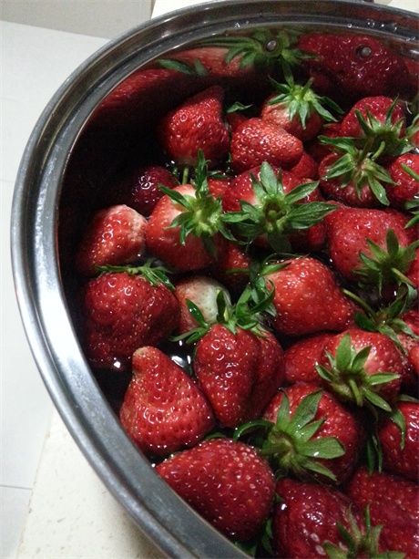 【自制草莓果醬】用那一抹艷紅鎖住春天的味道的做法 步骤1