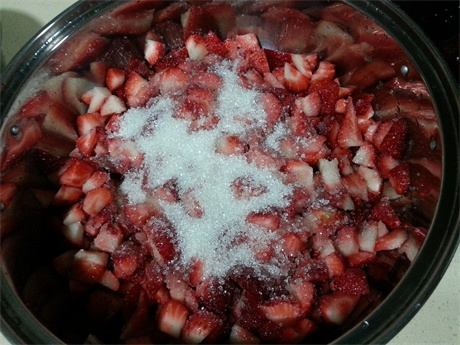 【自制草莓果醬】用那一抹艷紅鎖住春天的味道的做法 步骤2