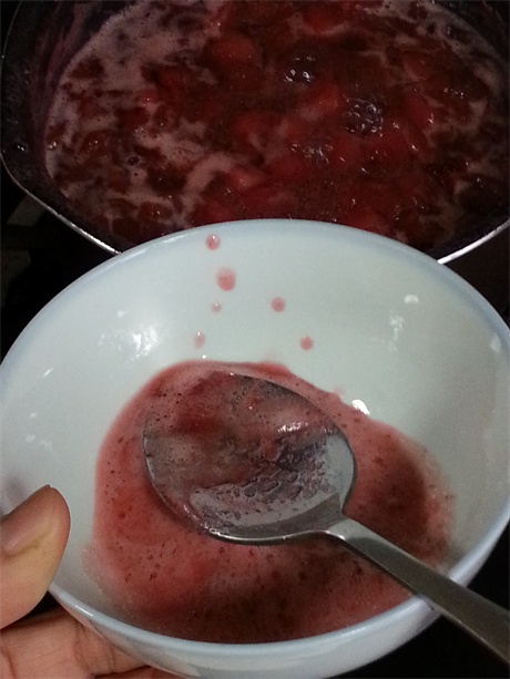 【自制草莓果醬】用那一抹艷紅鎖住春天的味道的做法 步骤4