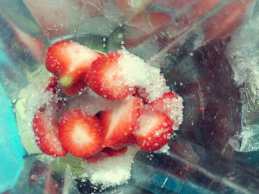 草莓氣泡水的做法 步骤4