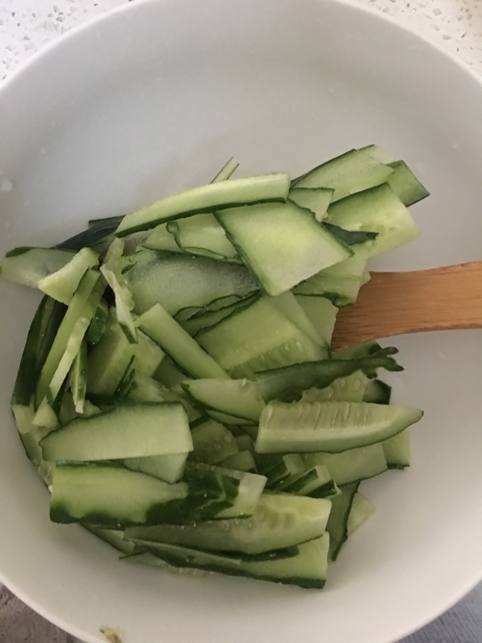 皮蛋黃瓜湯的做法 步骤2