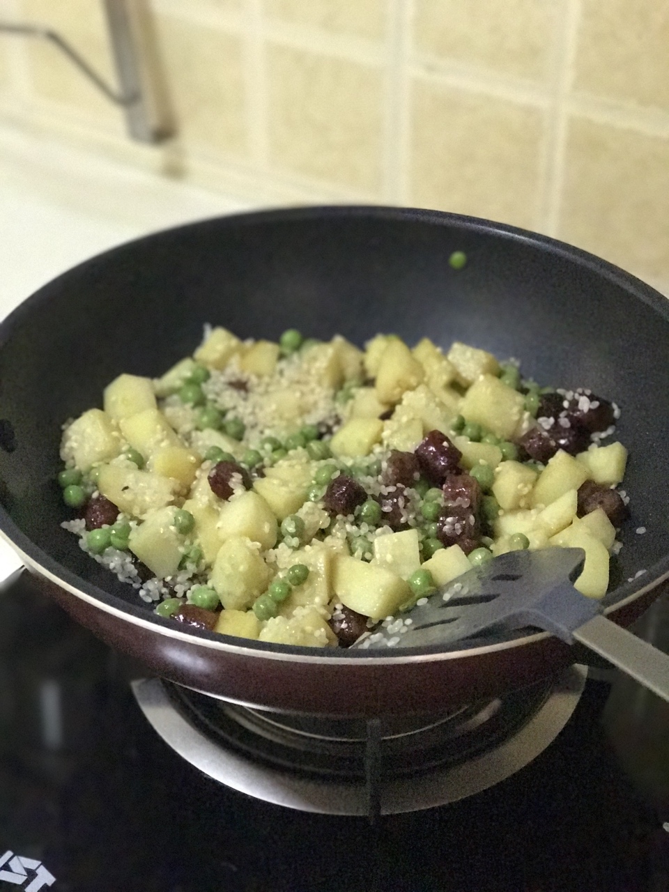 美珍香小香腸 豌豆土豆 燜飯的做法 步骤1