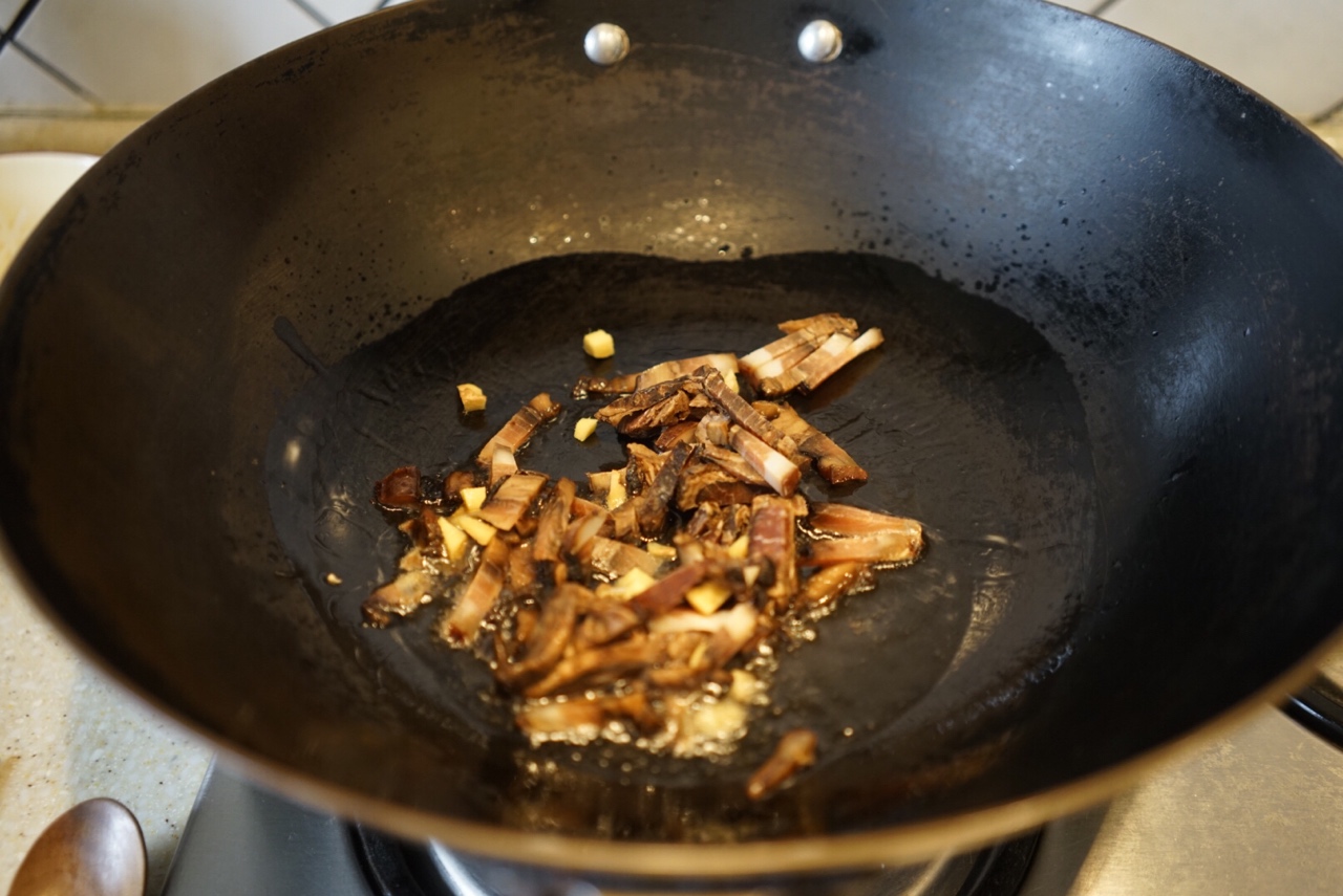 雪菜醬肉炒冬筍的做法 步骤2