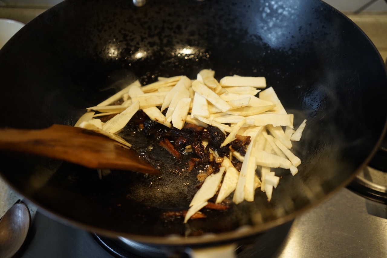 雪菜醬肉炒冬筍的做法 步骤3