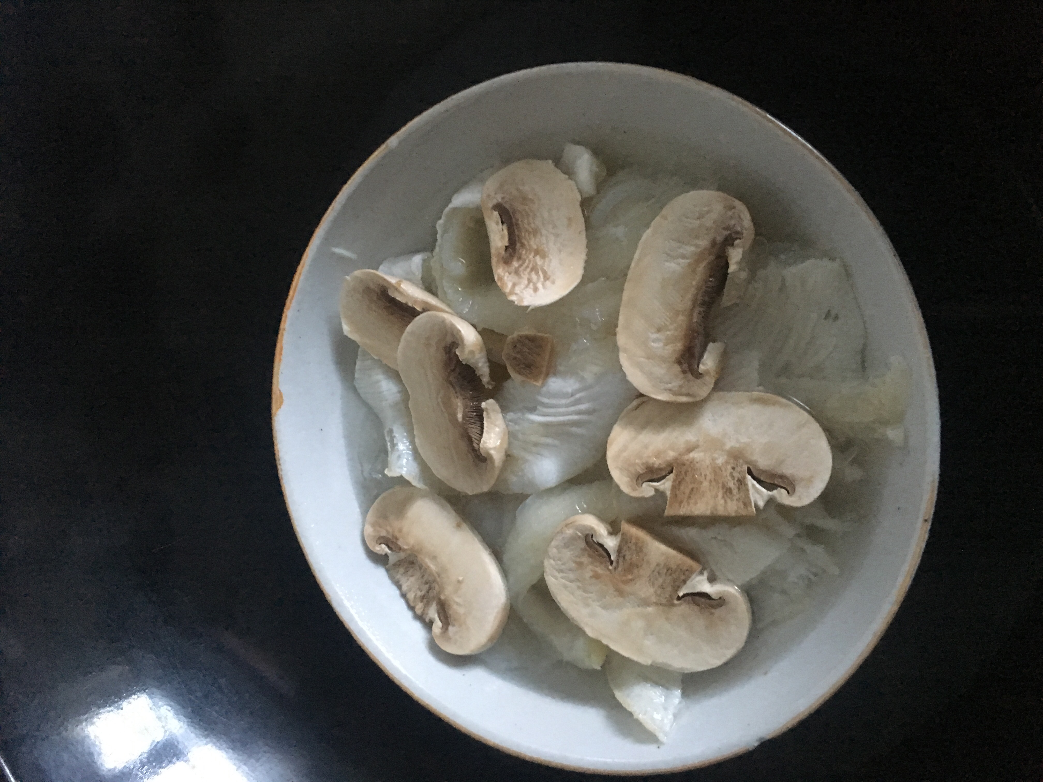魚翅蘑菇湯的做法 步骤3