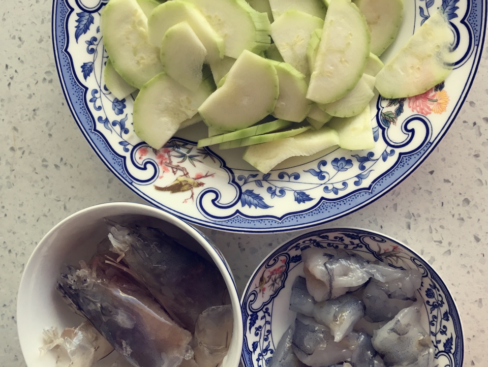 快手菜角瓜（西葫蘆）炒蝦的做法 步骤2