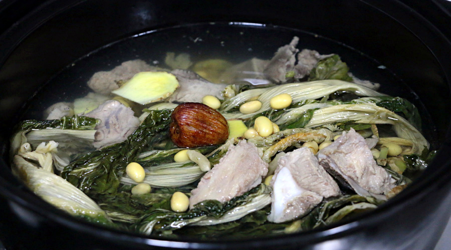 滋陰潤肺的菜干排骨黃豆湯的做法 步骤2