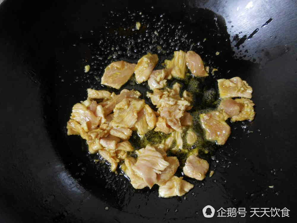 扁豆炒肉的做法 步骤3