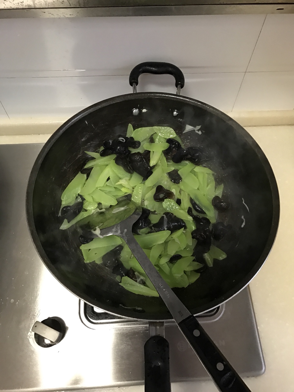家常黑木耳雞蛋炒萵苣的做法 步骤3