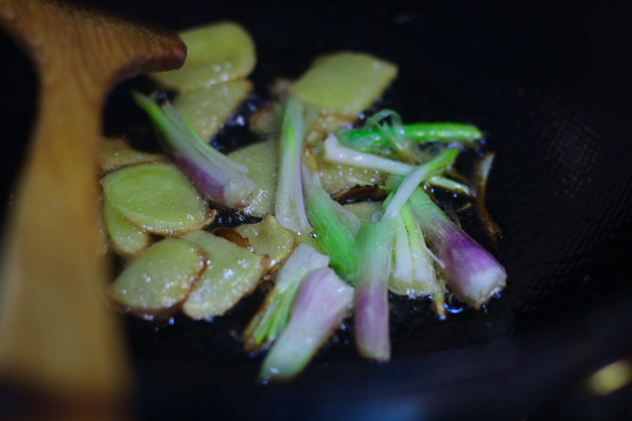 姜蔥煎焗土雞的做法 步骤2