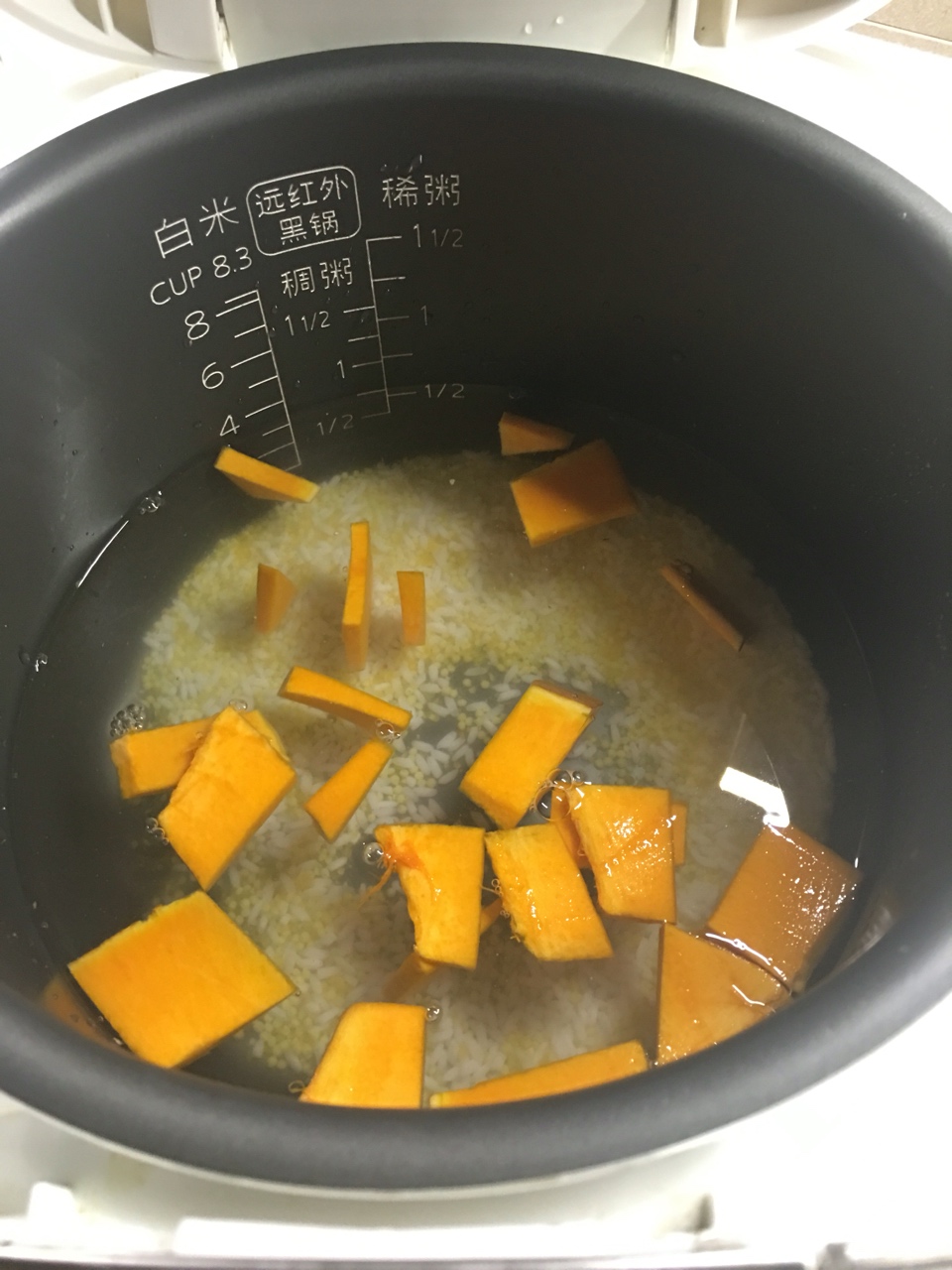 （電飯鍋版）香濃南瓜小米粥的做法 步骤3