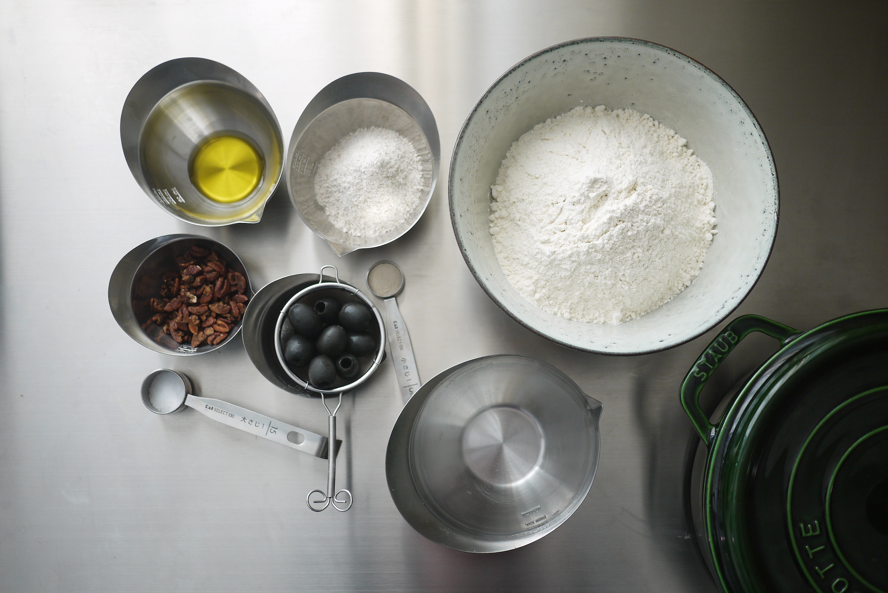 全麥山核桃橄欖歐包-Staub琺瑯鑄鐵鍋的做法 步骤1
