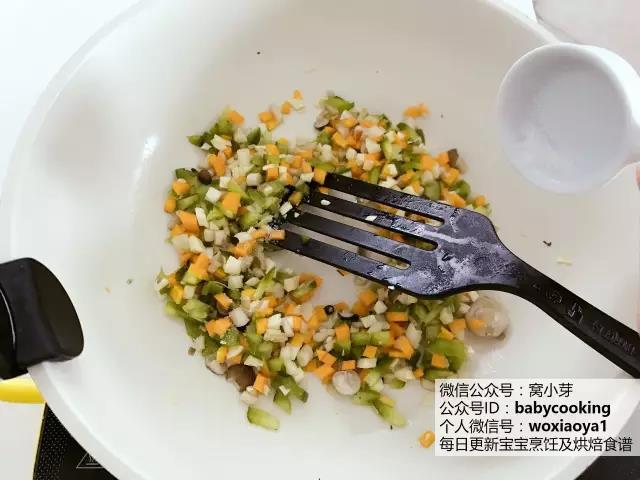 寶寶輔食︰滿當當餡料的蔬菜花卷的做法 步骤5